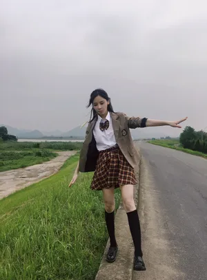 曾艳芬制服短裙田野写真