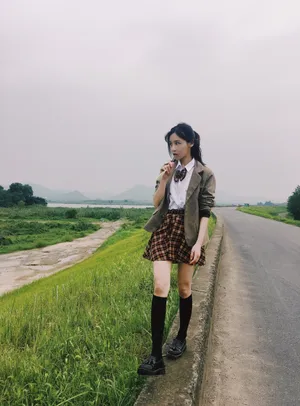 曾艳芬制服短裙田野写真_2