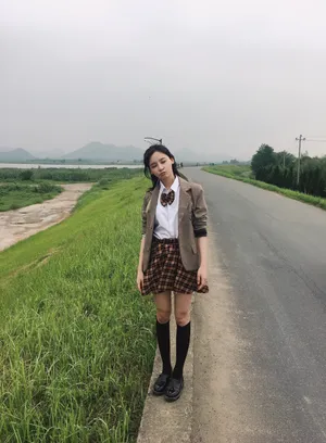曾艳芬制服短裙田野写真_3