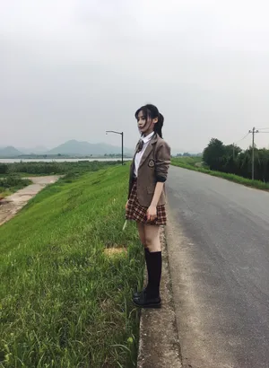 曾艳芬制服短裙田野写真_4