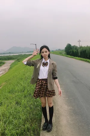 曾艳芬制服短裙田野写真_5