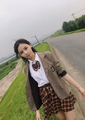 曾艳芬制服短裙田野写真_6