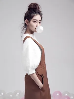 祝绪丹甜美清新丸子头写真高清图片