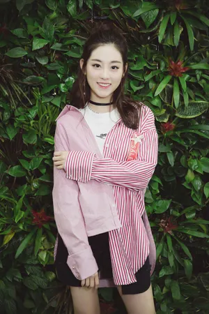 美女演员祝绪丹小清新户外写真图片