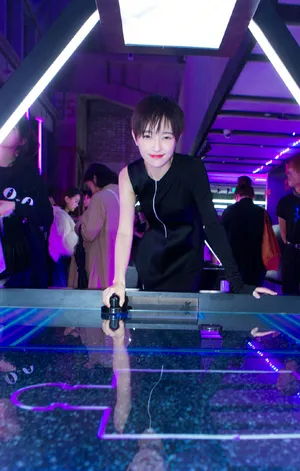 焦俊艳美艳红唇活动照图片_1