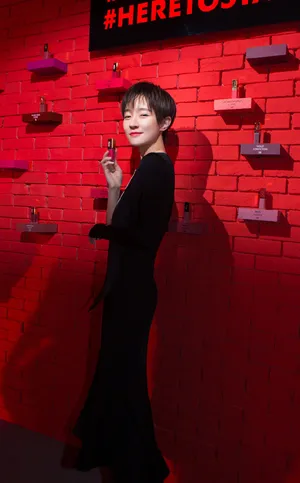 焦俊艳美艳红唇活动照图片_1
