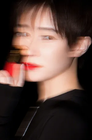 焦俊艳美艳红唇活动照图片_5
