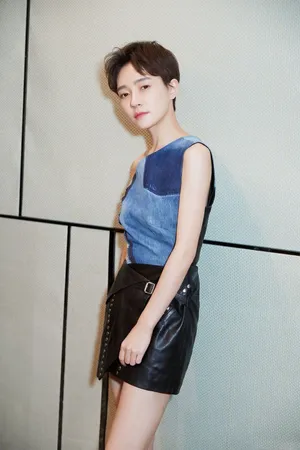 焦俊艳电影发布会皮裙美腿性感写真_2