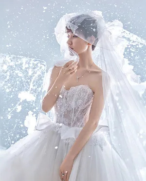 焦俊艳纯白婚纱时尚大片写真_5
