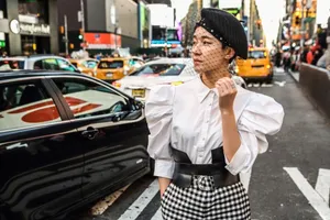 焦俊艳抹胸连衣裙时尚写真_5