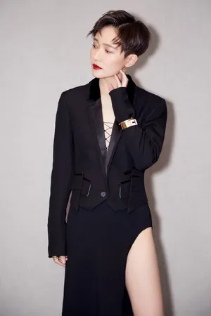焦俊艳深v开叉裙活动图片：冷艳又性感