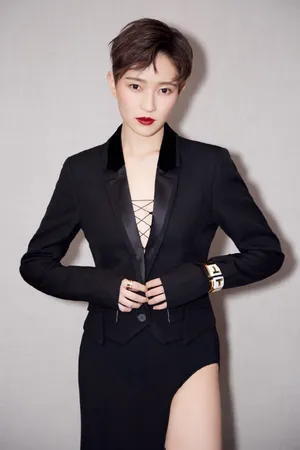 焦俊艳深v开叉裙活动图片：冷艳又性感