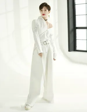 焦俊艳美艳红唇性感迷人写真图片_1