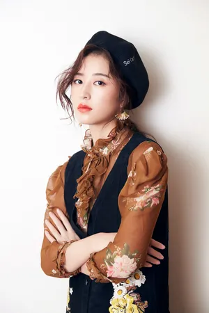 周雨彤唯美养眼复古风活动照高清图片