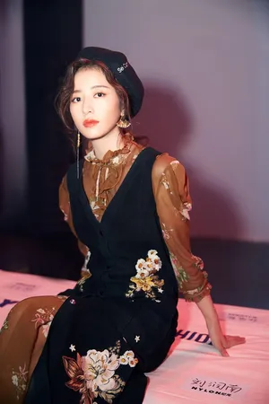 周雨彤唯美养眼复古风活动照高清图片_3