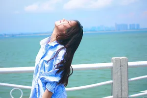 周雨彤海边唯美写真图片