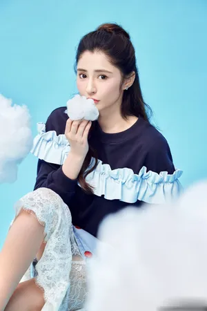 李心艾清新甜美时尚写真高清图片