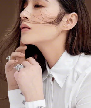 气质女星李心艾唯美杂志写真图片