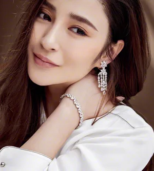 气质女星李心艾唯美杂志写真图片