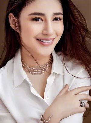 气质女星李心艾唯美杂志写真图片_2