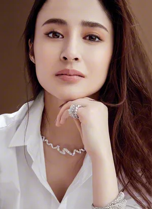 气质女星李心艾唯美杂志写真图片_3