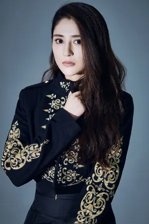 李心艾率性十足黑色系写真图片