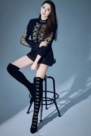 李心艾率性十足黑色系写真图片_2