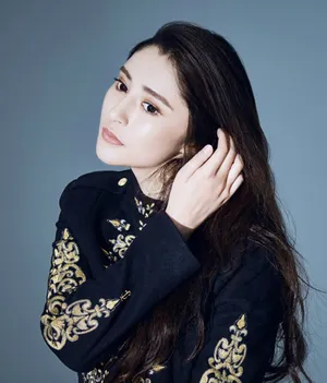 李心艾率性十足黑色系写真图片_5