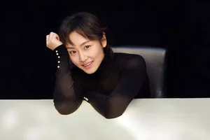 王思思气质高雅纯黑写真图片_2