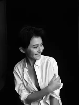 热依扎白衬衣搭内衣大胆性感写真图片