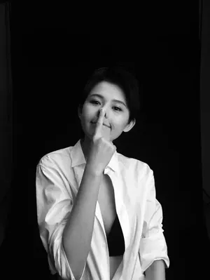 热依扎白衬衣搭内衣大胆性感写真图片_3