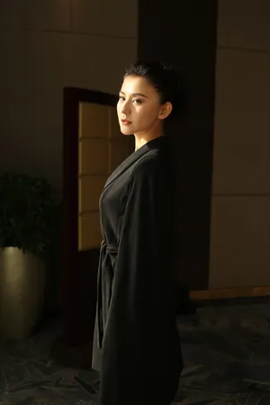 热依扎《九州海上牧云记》发布会性感图片_2