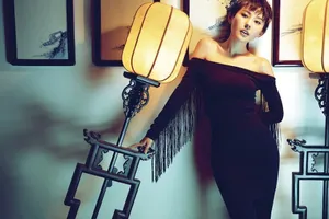 热依扎短发性感杂志写真图片_2