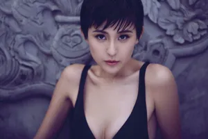 热依扎短发性感杂志写真图片_4