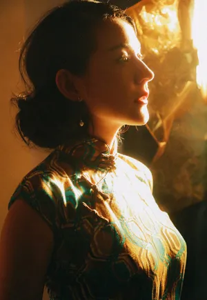 热依扎最新旗袍写真图片：温婉妩媚