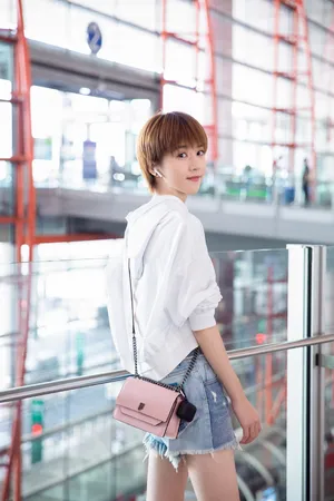 李凯馨修长美腿机场照图片