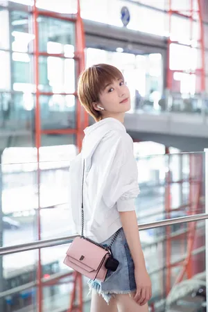 李凯馨修长美腿机场照图片_3