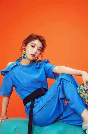 李凯馨甜美干练风时尚写真图片