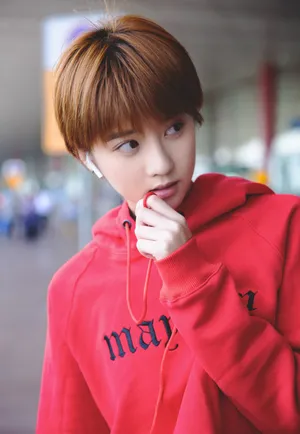 李凯馨短发个性机场街拍照图片