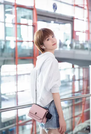 李凯馨短发个性机场街拍照图片_6