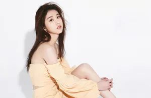 李凯馨清新靓丽时尚杂志封面大片