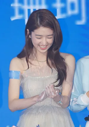 90后新晋小花旦李凯馨性感活动照图片