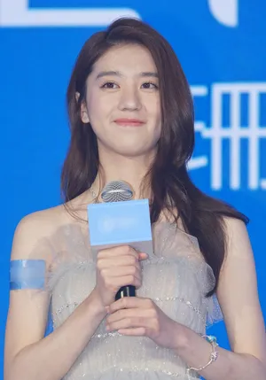 90后新晋小花旦李凯馨性感活动照图片_2