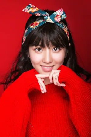 李凯馨甜美俏皮红色毛衣写真高清图片_1