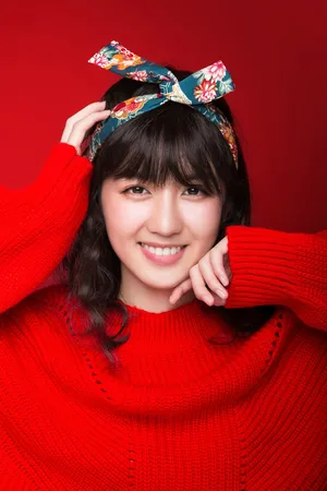 李凯馨甜美俏皮红色毛衣写真高清图片_2