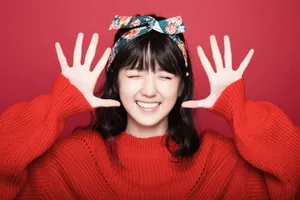 李凯馨甜美俏皮红色毛衣写真高清图片_4