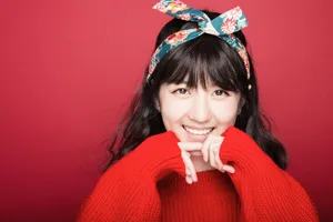 李凯馨甜美俏皮红色毛衣写真高清图片_6