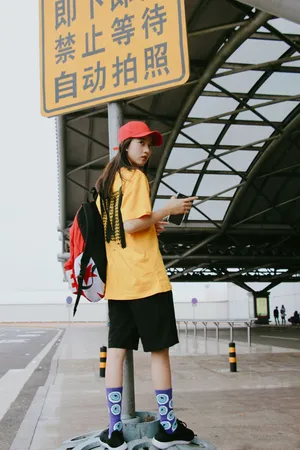 李凯馨青春活力机场照高清图片