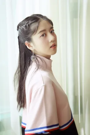 李凯馨学院风卫衣写真俏皮可爱