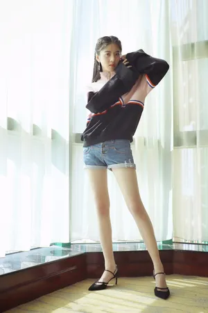 李凯馨学院风卫衣写真俏皮可爱_2
